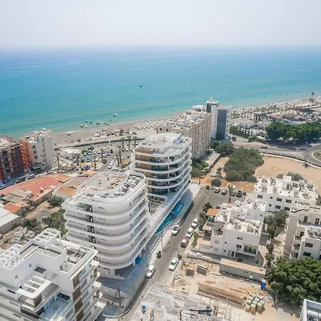 Seaview Pearl In Mackenzie With Pool&jacuzzi Larnaca
