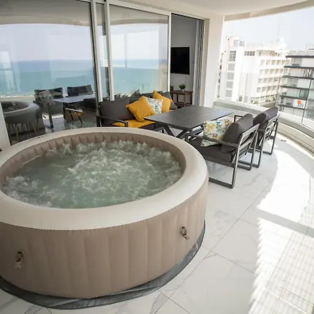 Seaview Pearl In Mackenzie With Pool & Jacuzzi Larnaca