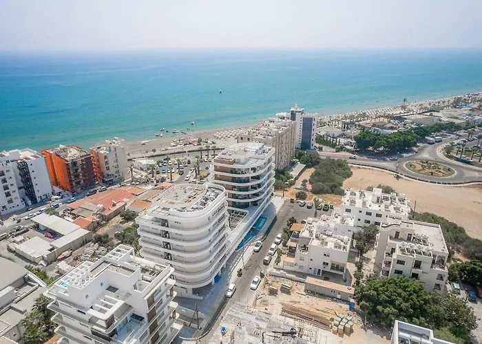 Seaview Pearl In Mackenzie With Pool & Jacuzzi Λάρνακα