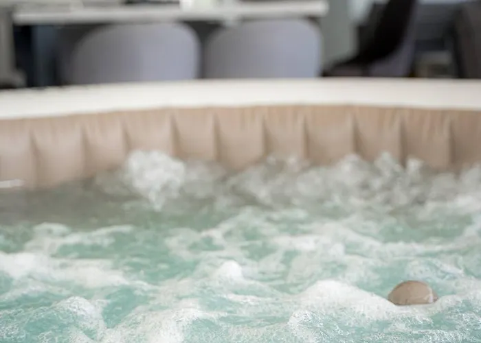 Seaview Pearl In Mackenzie With Pool & Jacuzzi Larnaca