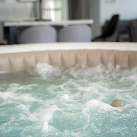 Seaview Pearl In Mackenzie With Pool & Jacuzzi Larnaca