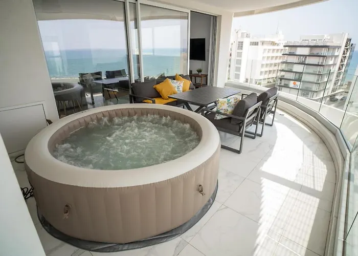 Seaview Pearl In Mackenzie With Pool & Jacuzzi Lárnaca