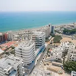 Seaview Pearl In Mackenzie With Pool & Jacuzzi Larnaca